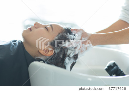 Woman having shampoo at a beauty salon Woman having shampoo at a beauty salon 87717626