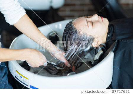 有的婦女香波在美容院 87717631