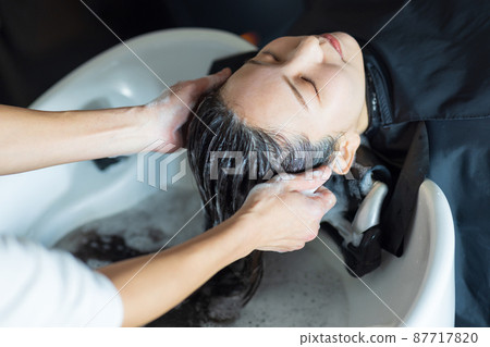 有的婦女香波在美容院 87717820