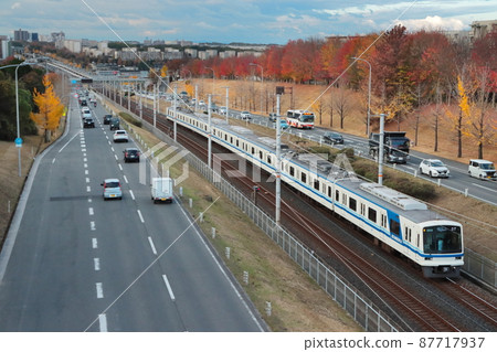 在秋色中並排行駛的汽車和仙北快速鐵路的火車_2021/11/27拍攝 在秋色中並排行駛的汽車和仙北快速鐵路的火車_2021/11/27拍攝 87717937