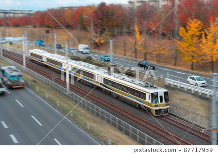 在秋色中並排行駛的汽車和仙北快速鐵路的火車_2021/11/27拍攝 在秋色中並排行駛的汽車和仙北快速鐵路的火車_2021/11/27拍攝 87717939