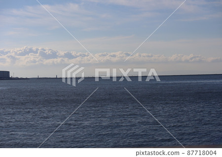 藍天,雲彩,朦朧的山脈,藍色的海面,海岸的橋樑,建築物和燈塔 藍天,雲彩,朦朧的山脈,藍色的海面,海岸的橋樑,建築物和燈塔 87718004