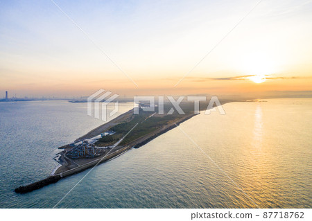 Cape Futtsu and Tokyo Bay at sunrise (Futtsu City, Chiba Prefecture) 87718762