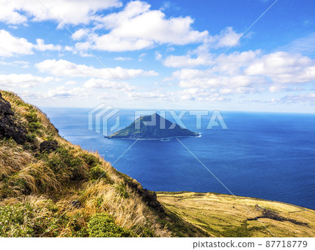 從八丈富士（伊豆群島八丈島）看到的八丈小島 87718779