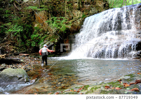 瀑布盆地和垂釣者 87719349