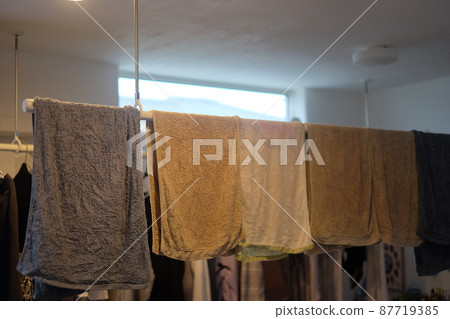 Hoscreen 貼在客廳的天花板上 室內晾衣 87719385