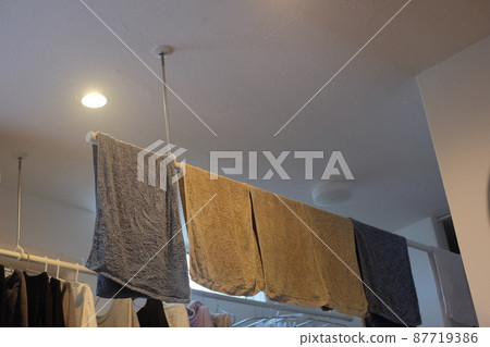 Hoscreen attached to the ceiling of the living room Indoor clothes drying 87719386
