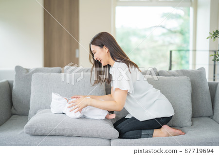 抱著嬰兒的女人 87719694