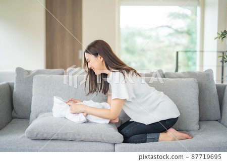 抱著嬰兒的女人 87719695