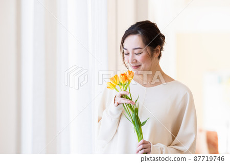 有花的一名婦女 有花的一名婦女 87719746