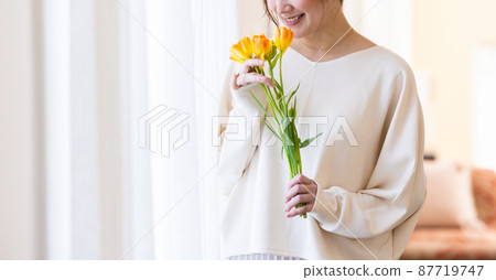 有花的一名婦女 87719747