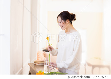一個保持鮮花的女人 87719748