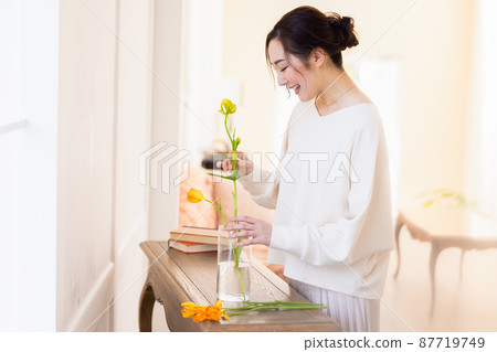 A woman who keeps flowers 87719749