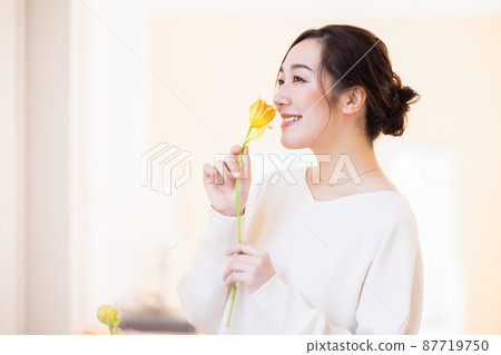 有花的一名婦女 有花的一名婦女 87719750