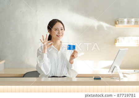 有卡片的女性接待員 87719781