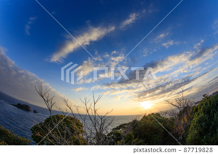 Hiji sun and blue sky with fisheye lens 87719828