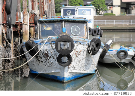 一艘漂浮在東京品川區勝島運河上的白色船 一艘漂浮在東京品川區勝島運河上的白色船 87719933