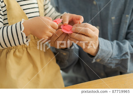 奶奶和孫子在手邊 奶奶和孫子在手邊 87719965