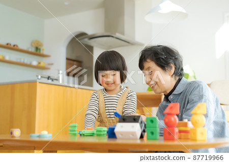 奶奶和孫子在室內玩耍 87719966
