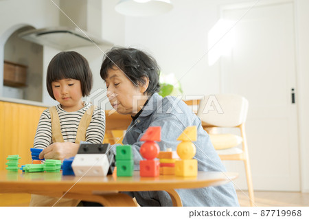 奶奶和孫子在室內玩耍 87719968