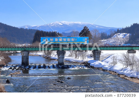 Akita Inland Transit Railway and Mt. Moriyoshi 87720039