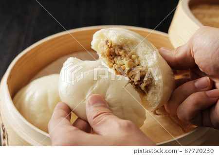 用手撕開就能看到橫截面的熱肉包 用手撕開就能看到橫截面的熱肉包 87720230