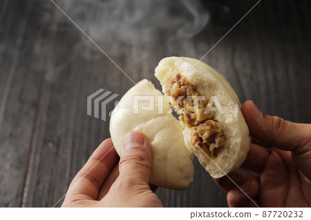 用手撕開就能看到橫截面的熱肉包 87720232
