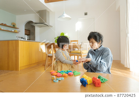 奶奶和孫子的木屋 87720425