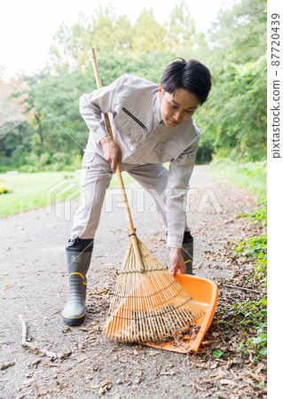 清潔公園的工作人員 清潔公園的工作人員 87720439
