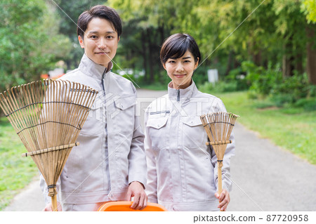 清潔公園的工作人員 87720958