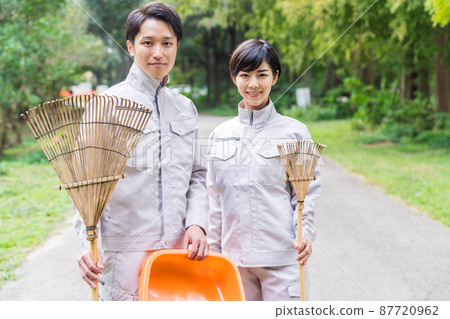清潔公園的工作人員 87720962