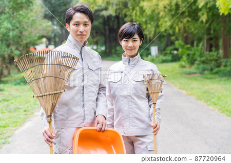 清潔公園的工作人員 87720964