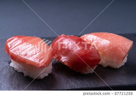 Tuna nigiri sushi 87721288
