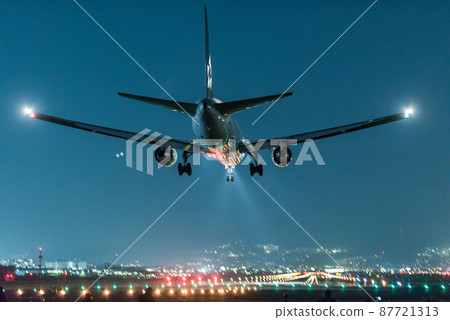 飛機晚上降落在跑道上 飛機晚上降落在跑道上 87721313
