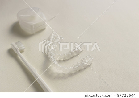 白色背景牙刷和喉舌,牙線 白色背景牙刷和喉舌,牙線 87722644