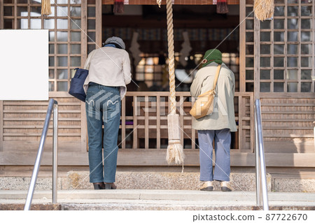 參觀神社的婦女 87722670
