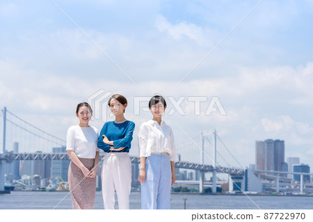 商務形象女性藍天城市 87722970