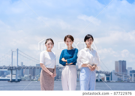 商務形象女性藍天城市 商務形象女性藍天城市 87722976