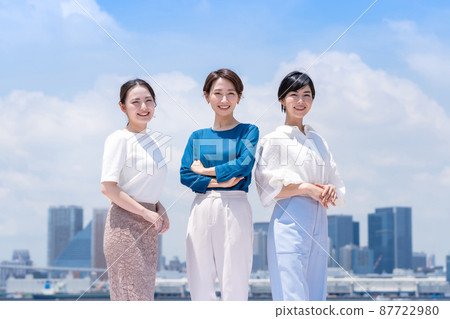商務形象女性藍天城市 87722980