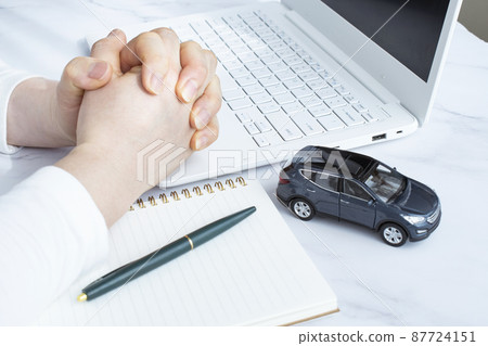 一個女人的手在汽車上工作 一個女人的手在汽車上工作 87724151