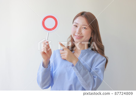Woman pointing at a round plate 1 87724809