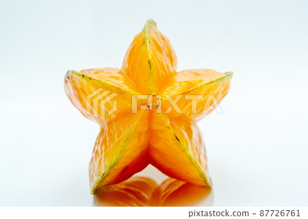 白色背景中一種熱帶水果楊桃的前面 87726761