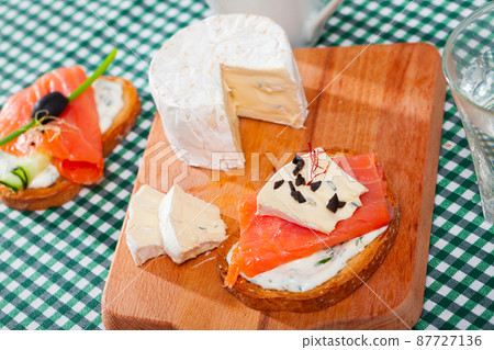 Bruschetta with salmon and cambozola 87727136