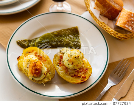 Twice baked potatoes stuffed with meat, jam, cheese and egg 87727924