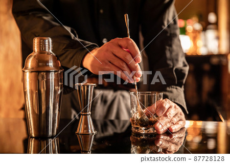 Bartender BAR that makes sake Bartender BAR that makes sake 87728128