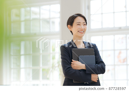 一個穿西裝的女人 一個穿西裝的女人 87728597