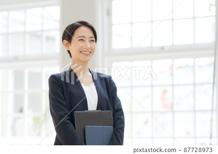 一個穿西裝的女人 87728973