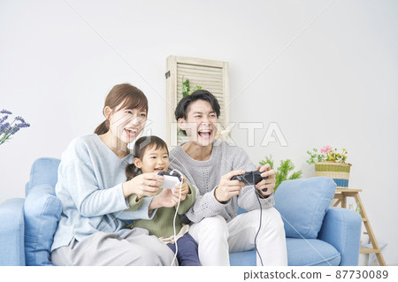 Family playing video games 87730089