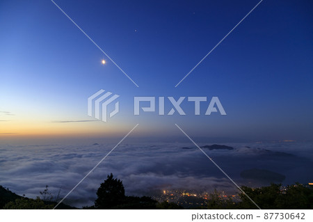 The sea of clouds that covers the Setouchi in early summer and the Ariake moon at sunrise 87730642