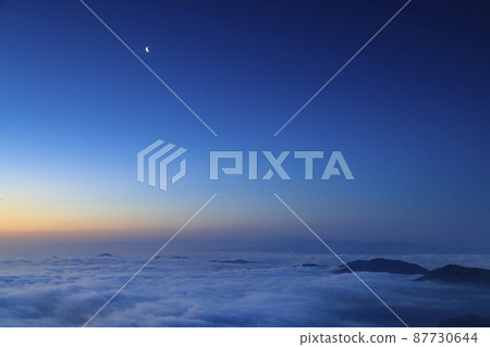 The sea of clouds in the spring Setouchi, the sunrise sky and the Ariake moon The sea of clouds in the spring Setouchi, the sunrise sky and the Ariake moon 87730644
